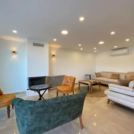 Villa Lyod Quen *